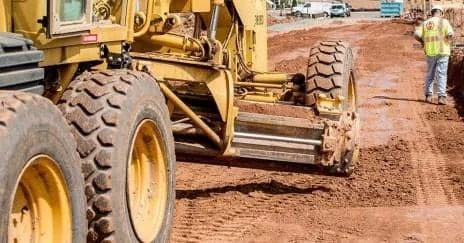 جريدر وعامل في أعمال طريق المحمودية إريمون